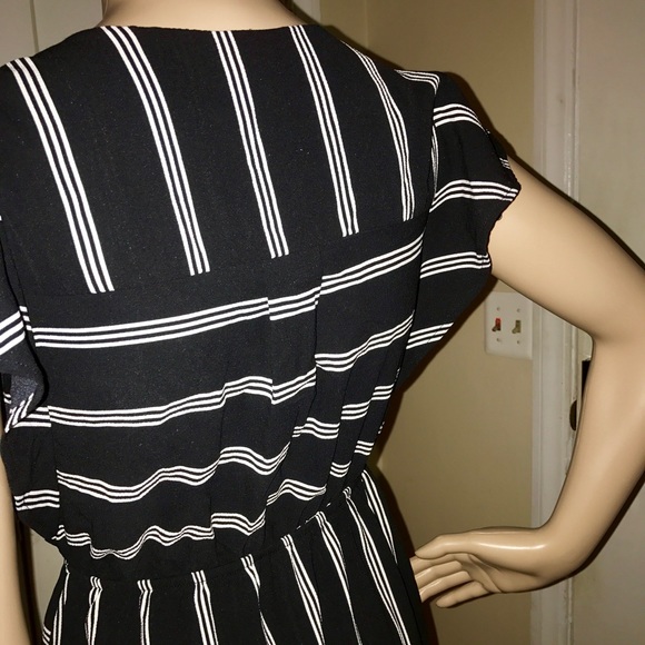 Women's Black & White Low Cut Short Sleeved Striped Mini Skater Dress-Size Small - Picture 6 of 10